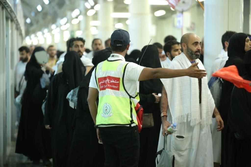 متطوعون يشاركون الدفاع المدني في خدمة ضيوف الرحمن .. 