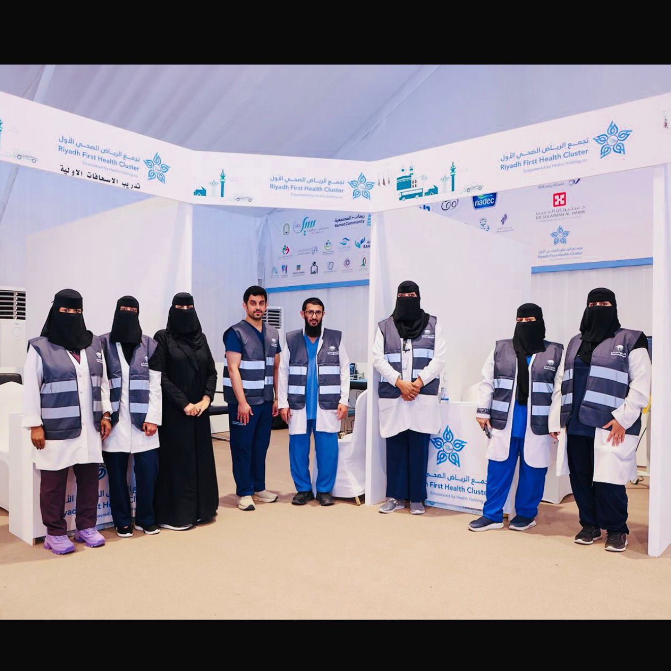متطوعون الصحة في تجمع الرياض الصحي الأول يخدمون ضيوف الرحمن بالقدية