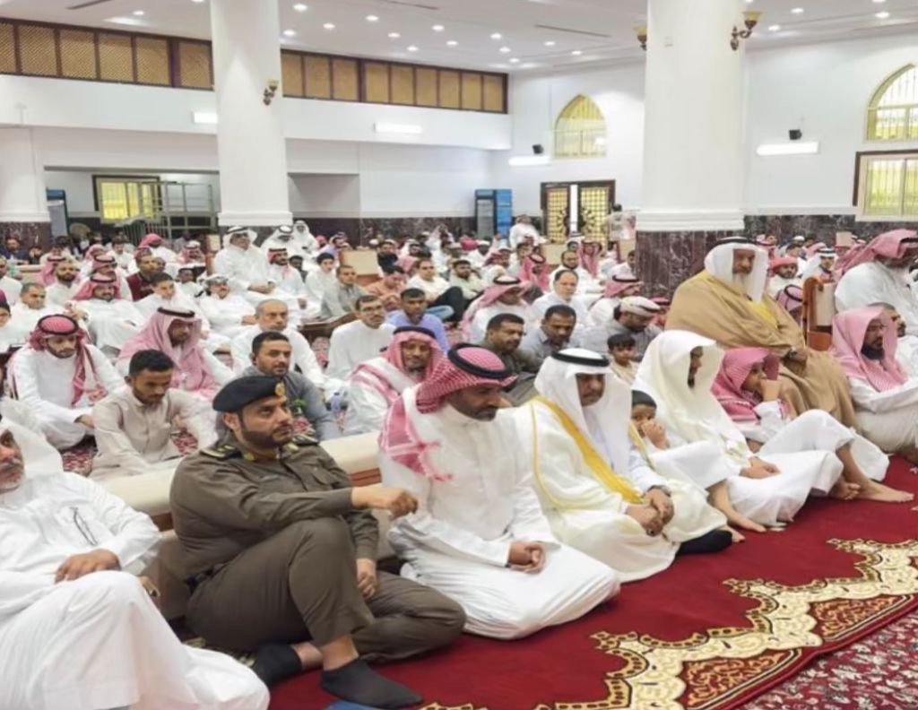 جموع المصلين بمحافظة المخواة يؤدون صلاة عيد الأضحى المبارك 1446هـ بجامع الإمام البخاري