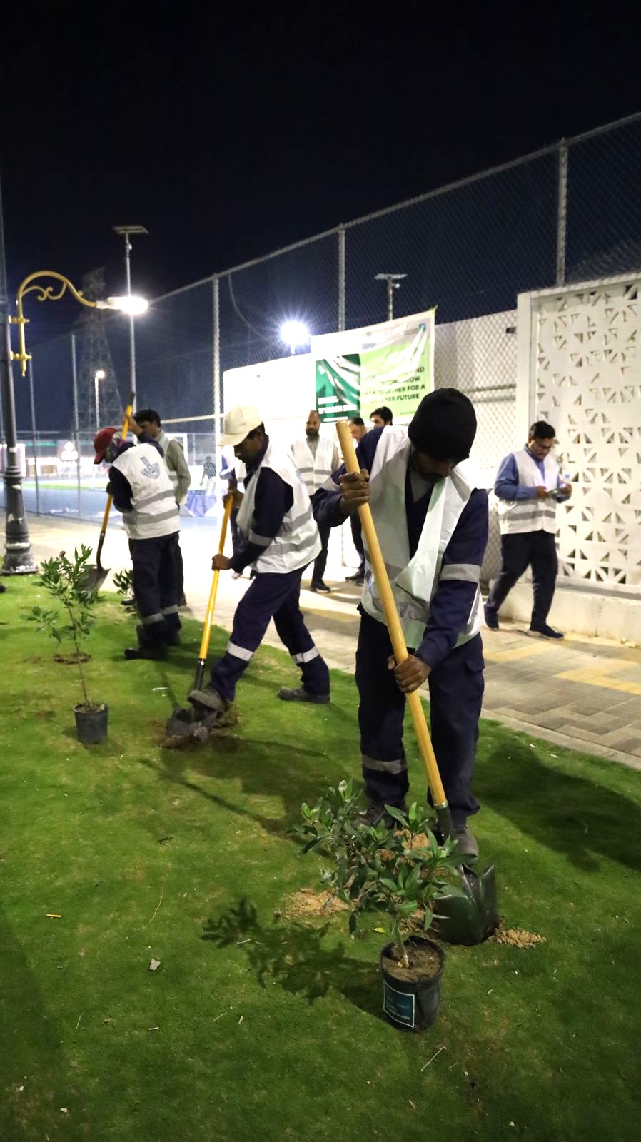 بلدية بقيق تزرع 200 شتلة من أشجار الكرفس في منتزه الروضة تزامنا مع مبادرة السعودية الخضراء*