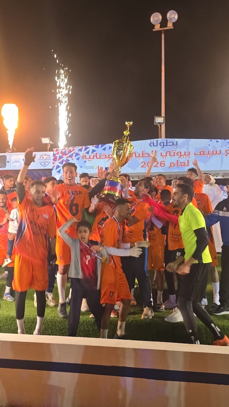 من يطوله .. الكساء طار بالبطوله