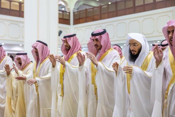 أمير منطقة الجوف ونائبه يؤدّيان صلاة عيد الأضحى