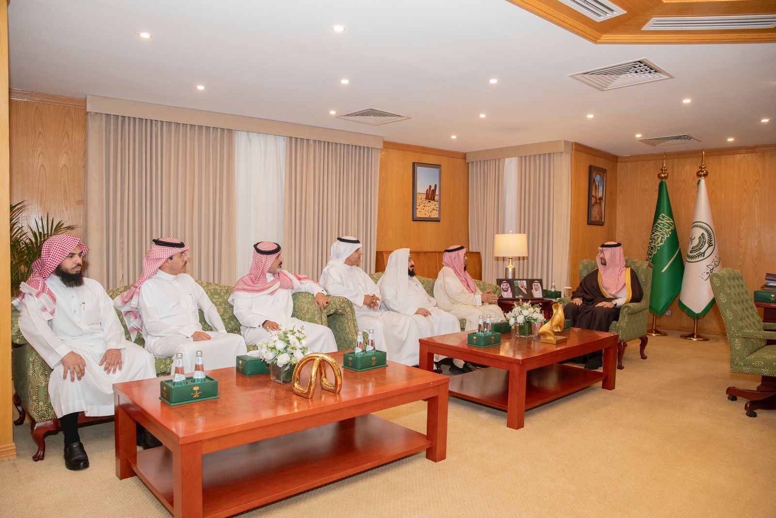 نائب أمير منطقة الجوف يلتقي رئيس وأعضاء مجلس إدارة جمعية البِر الخيرية