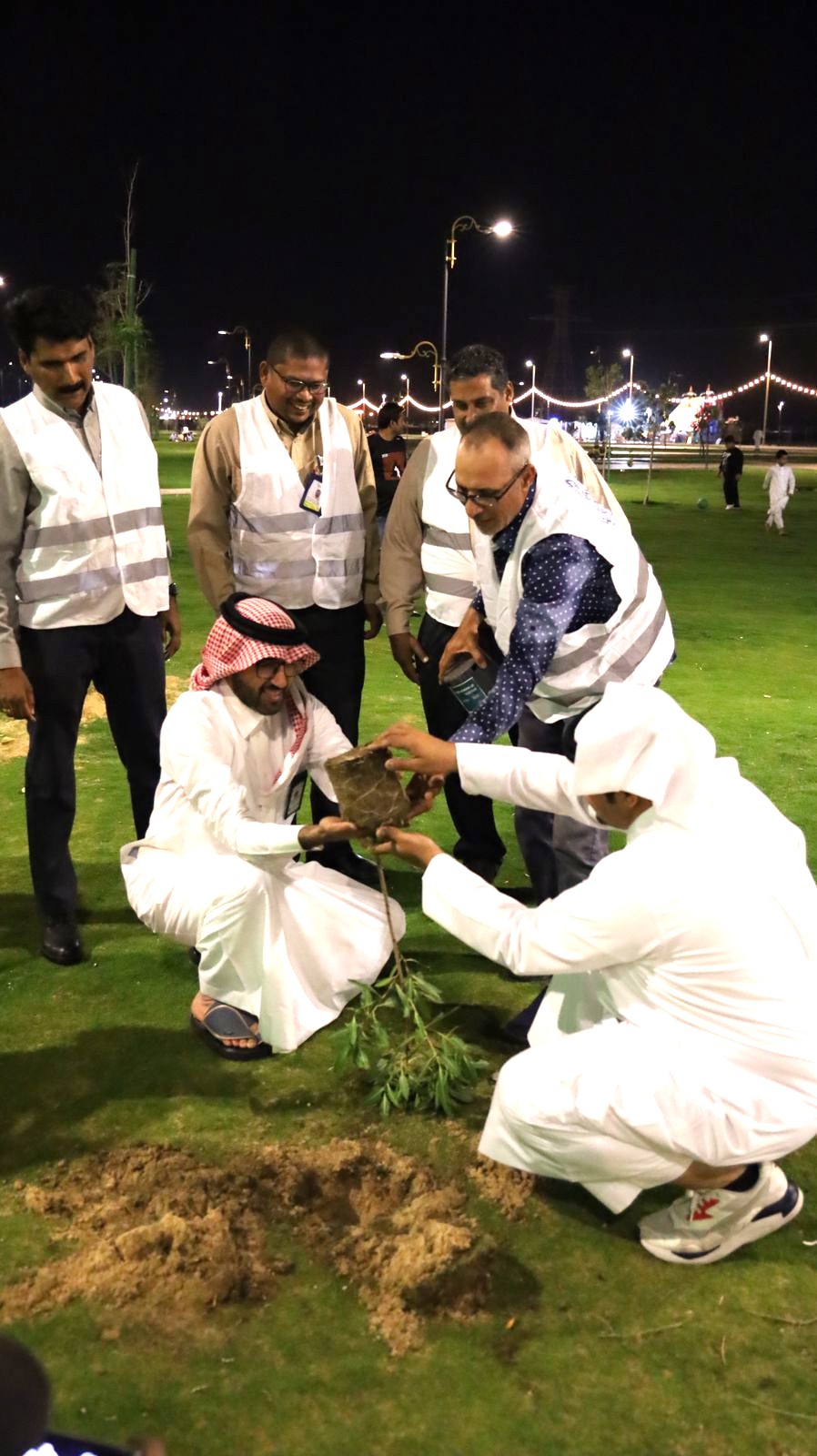 بلدية بقيق تزرع 200 شتلة من أشجار الكرفس في منتزه الروضة تزامنا مع مبادرة السعودية الخضراء*