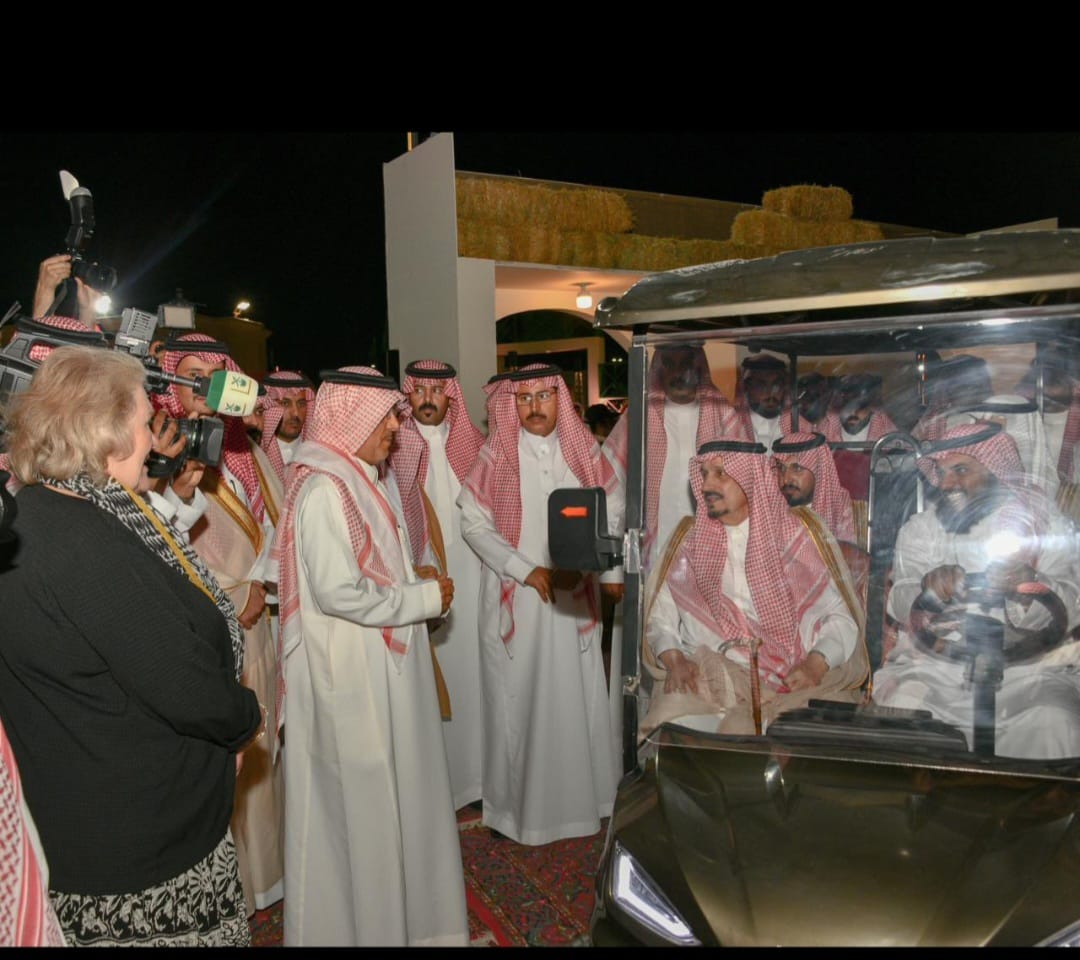 أمير الرياض ومحافظ الخرج يتجولان في  مهرجان الألبان والأغذية بمحافظة الخرج