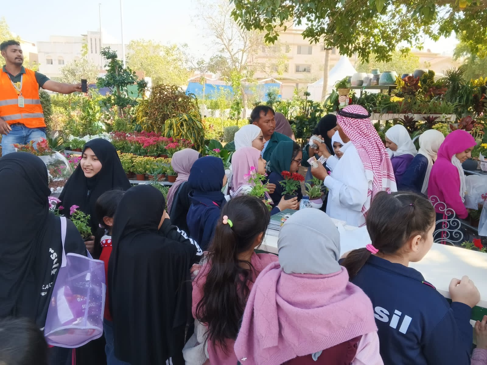 مهرجان الزهور الثالث يستقبل أكثر من 4 آلاف طالب وطالبة من مختلف المنشآت التعليمية 