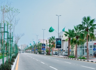 الدمام تتزين  بأكثر من 2500 علم احتفاءً بيوم العلم السعودي*