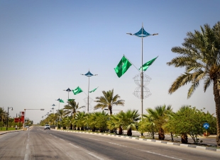 رأس تنورة :إضاءات خضراء وأعلام وفعاليات وطنية بمناسبة اليوم الوطني السعودي الـ ٩٣.
