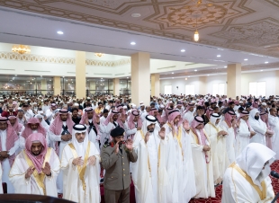 وكيل إمارة منطقة الباحة يؤدي صلاة عيد الأضحى المبارك مع جموع المصلين
