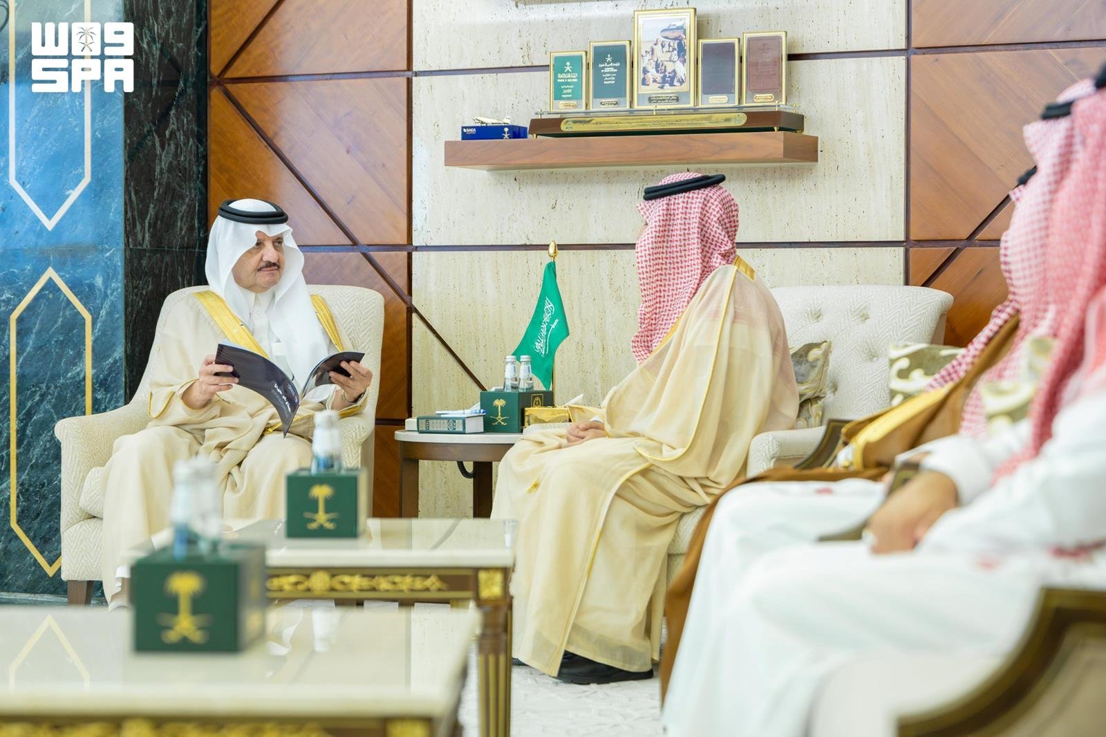 أمير المنطقة الشرقية يطّلع على مشروع صندوق 