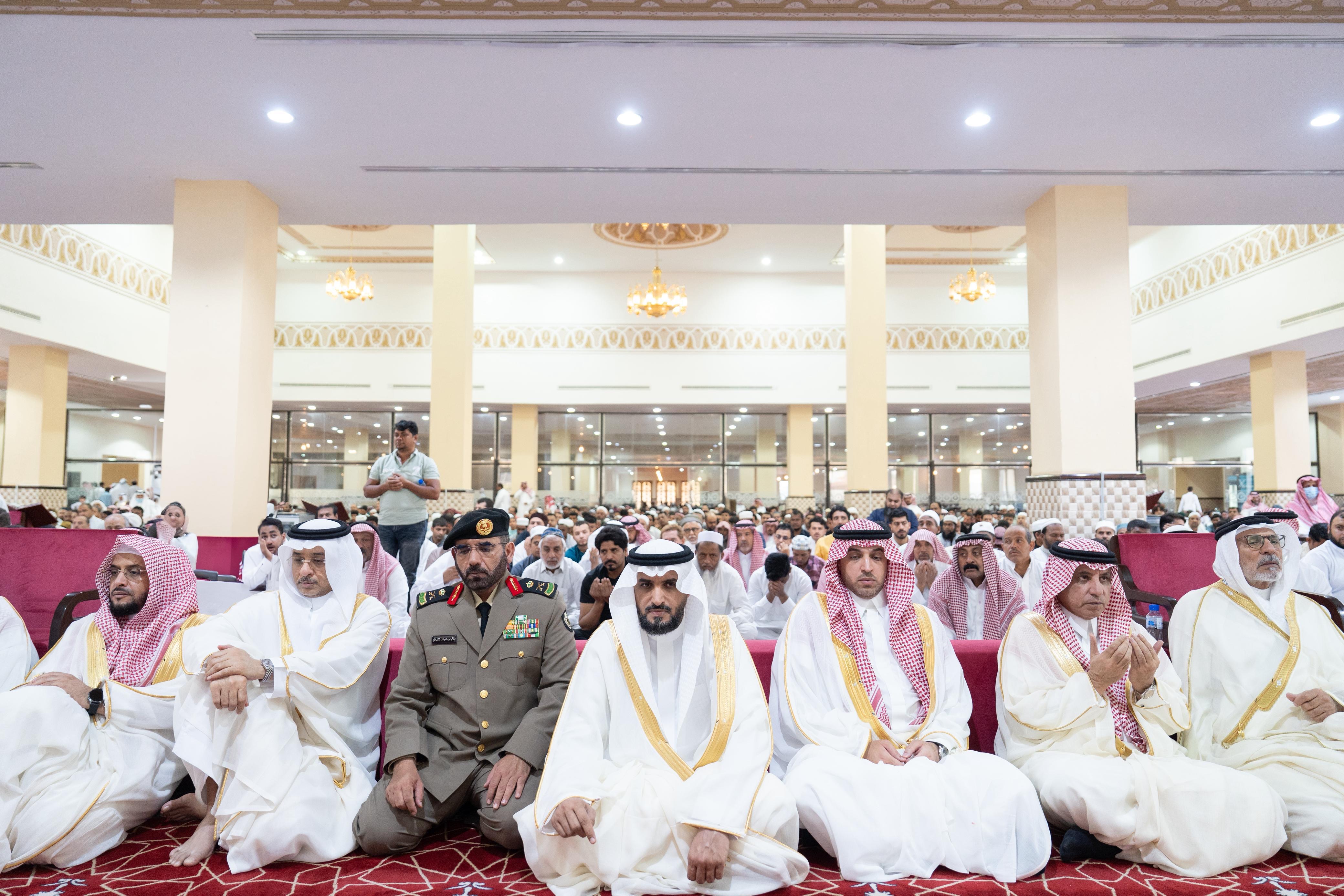 وكيل إمارة منطقة الباحة يؤدي صلاة عيد الأضحى المبارك مع جموع المصلين