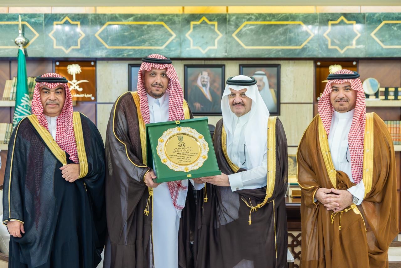 سمو أمير المنطقة الشرقية يستقبل مجلس إدارة نادي النهضة بمناسبة صعود فريق السيدات للدوري الممتاز