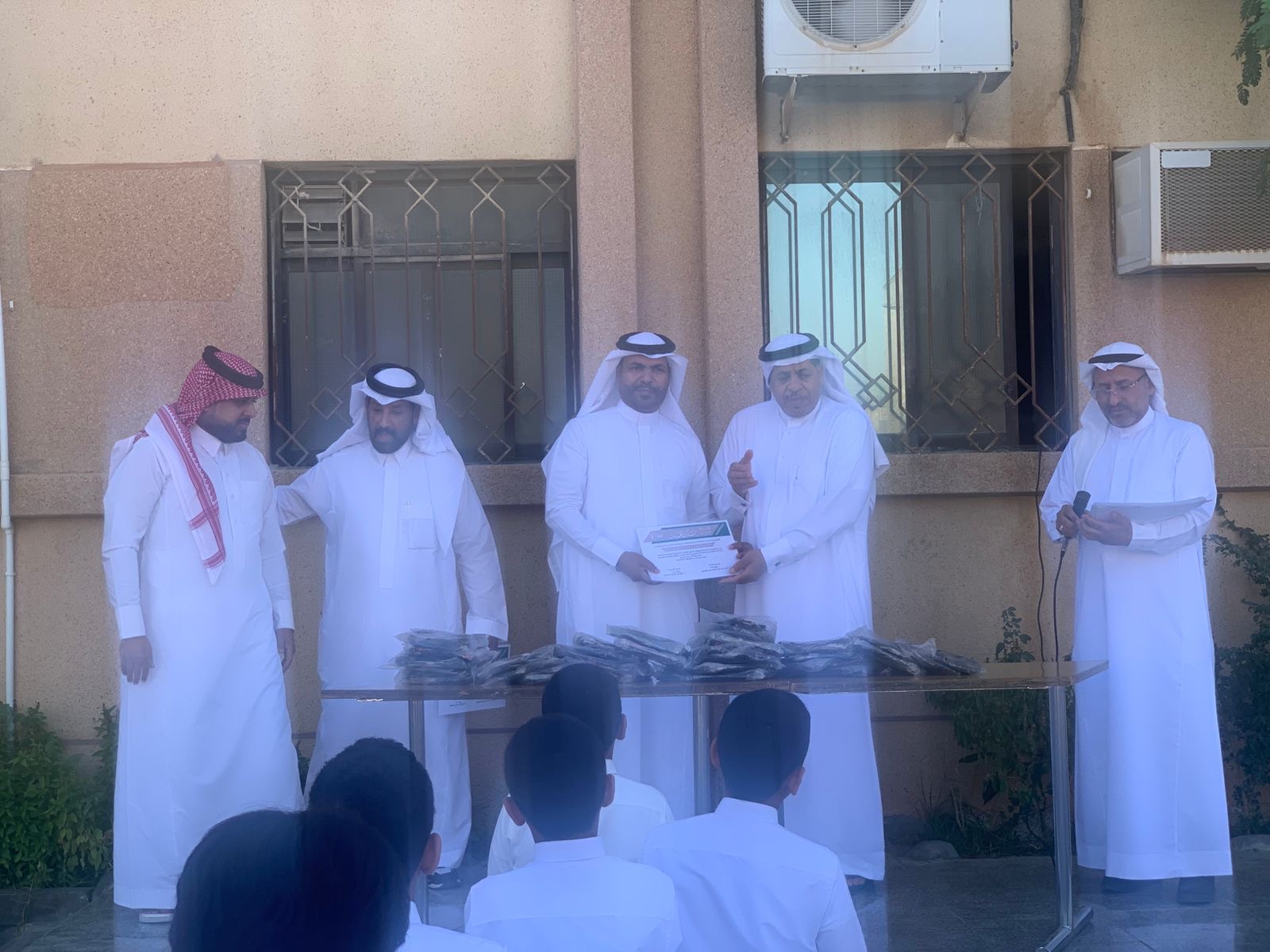 القارة الابتدائية بالأحساء تكرم 33 معلمًا صغير ًا