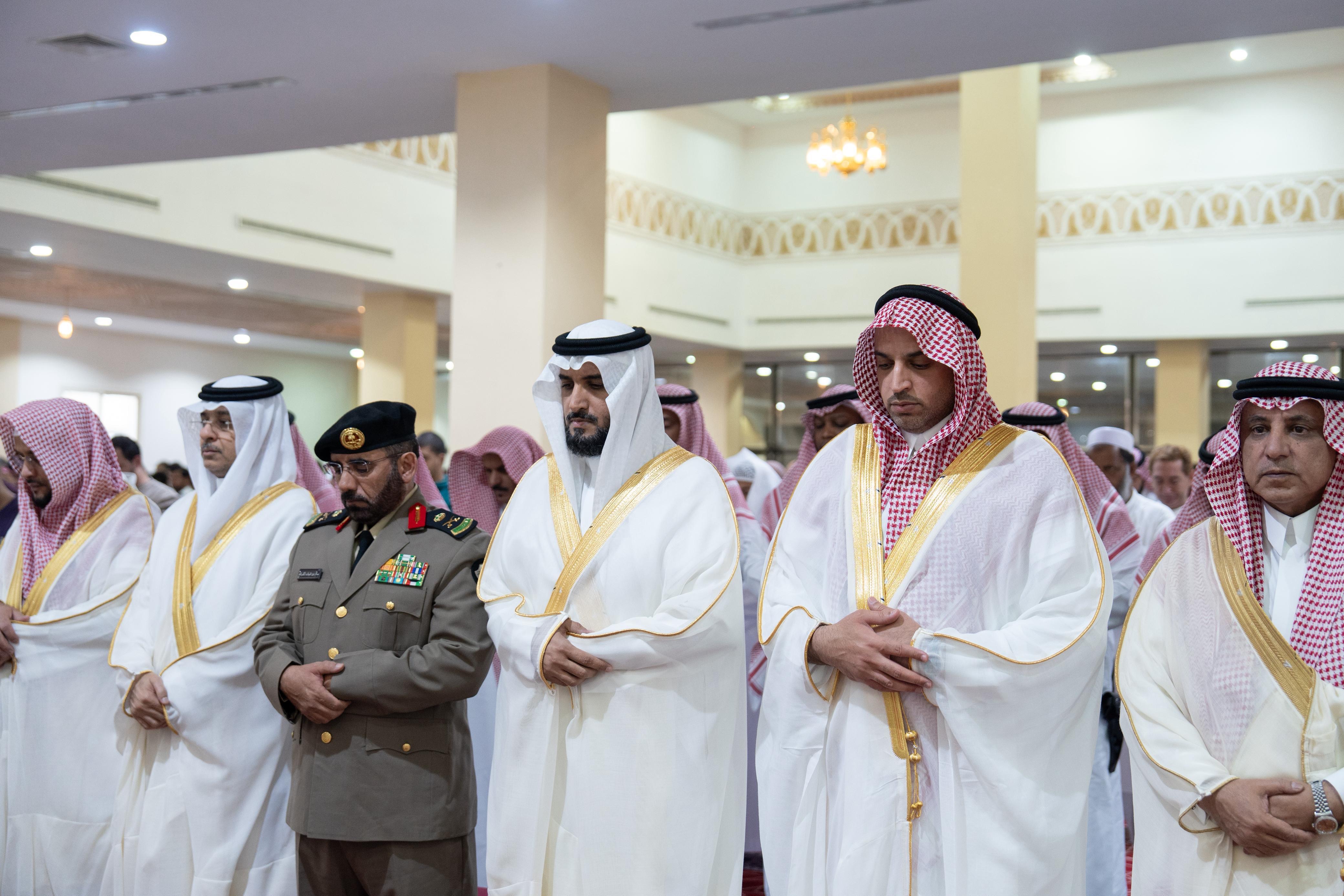 وكيل إمارة منطقة الباحة يؤدي صلاة عيد الأضحى المبارك مع جموع المصلين