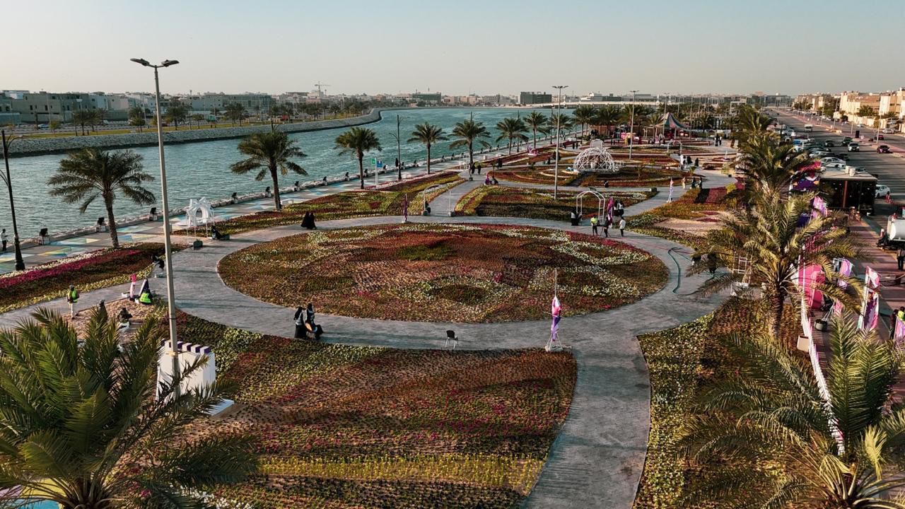 زخم جماهيري يتخطى 180 ألف زائر.. مهرجان الزهور الخامس يعزز مكانة القطيف السياحية