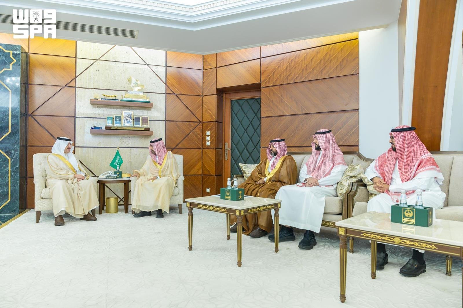أمير المنطقة الشرقية يطّلع على مشروع صندوق 