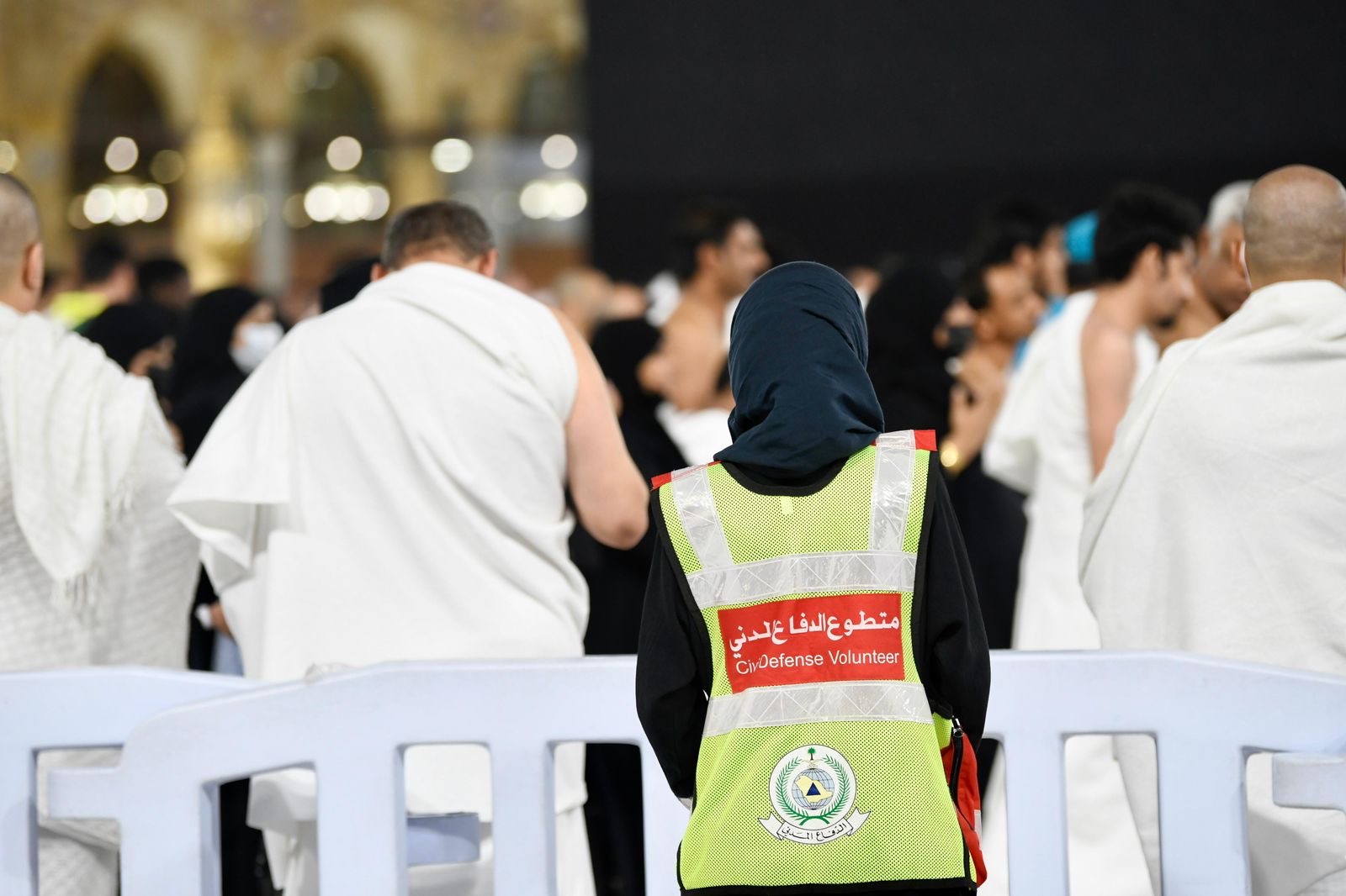 متطوعو الدفاع المدني يشاركون في خدمة ضيوف الرحمن ..