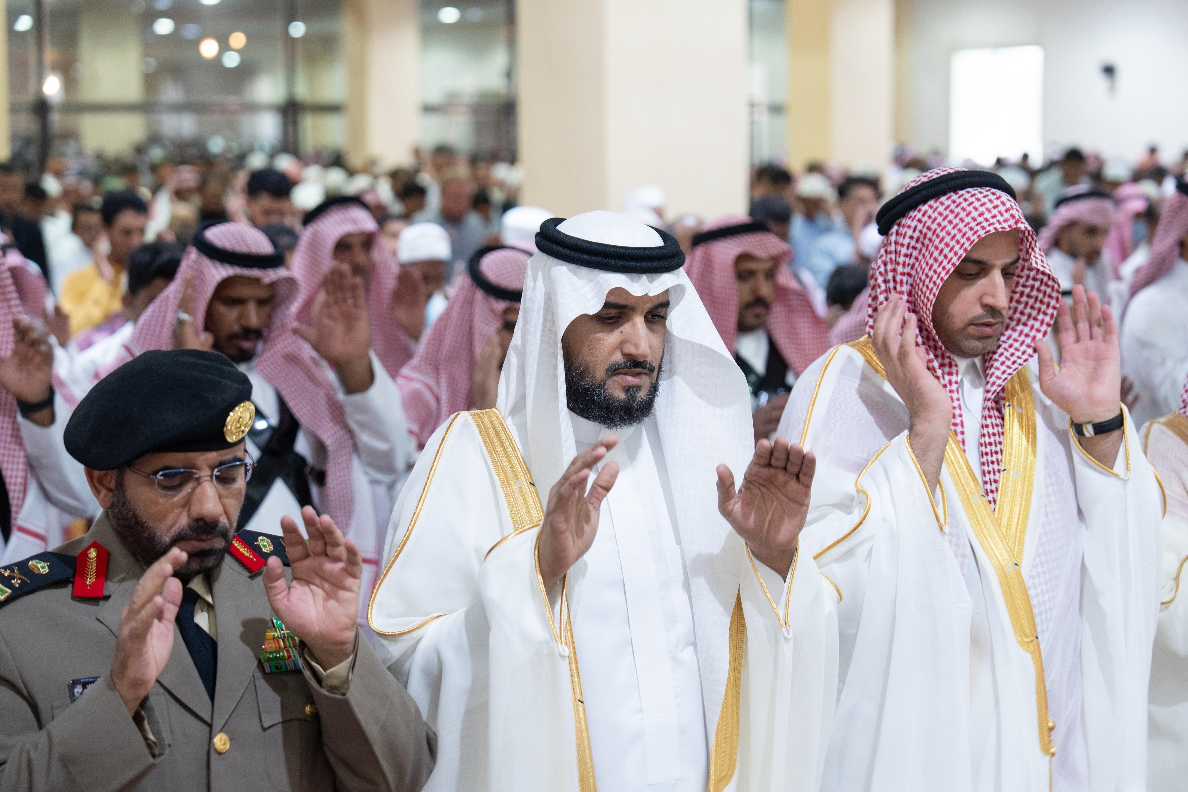 وكيل إمارة منطقة الباحة يؤدي صلاة عيد الأضحى المبارك مع جموع المصلين