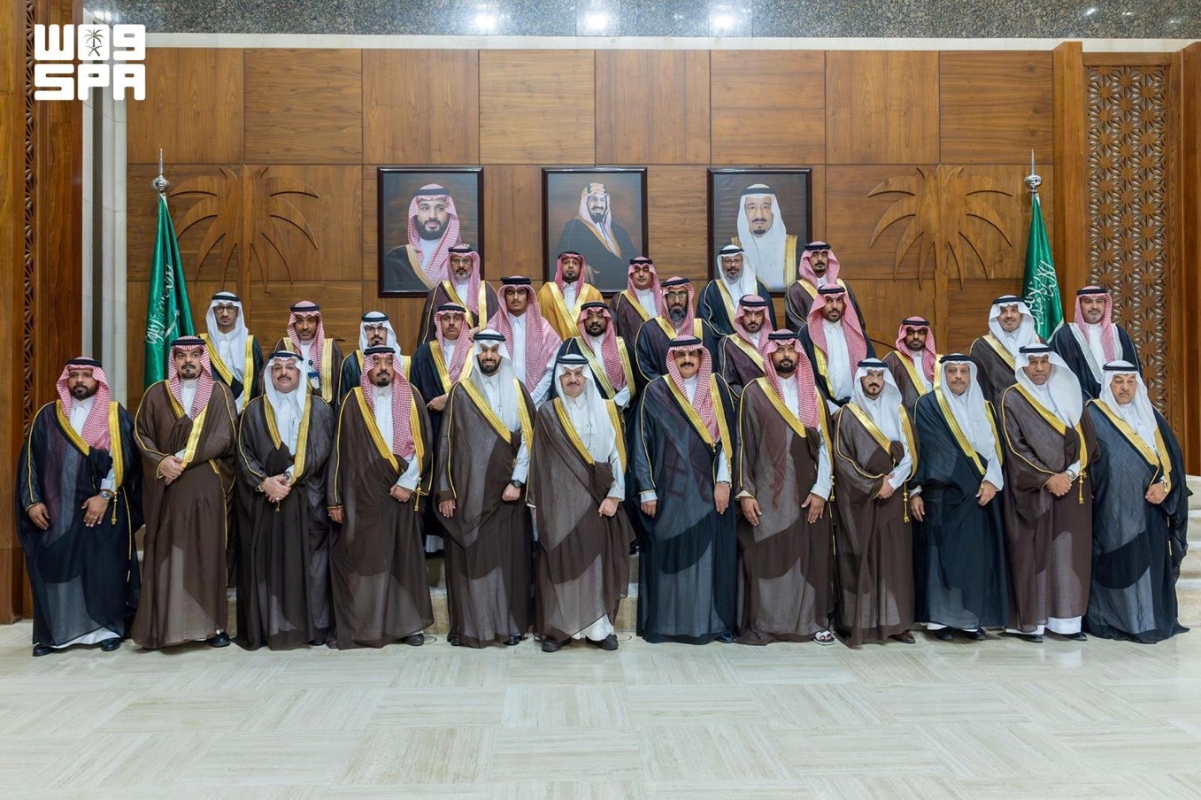 أمير الشرقية يستقبل منسوبي فرع وزارة الموارد البشرية والتنمية الاجتماعية بالمنطقة