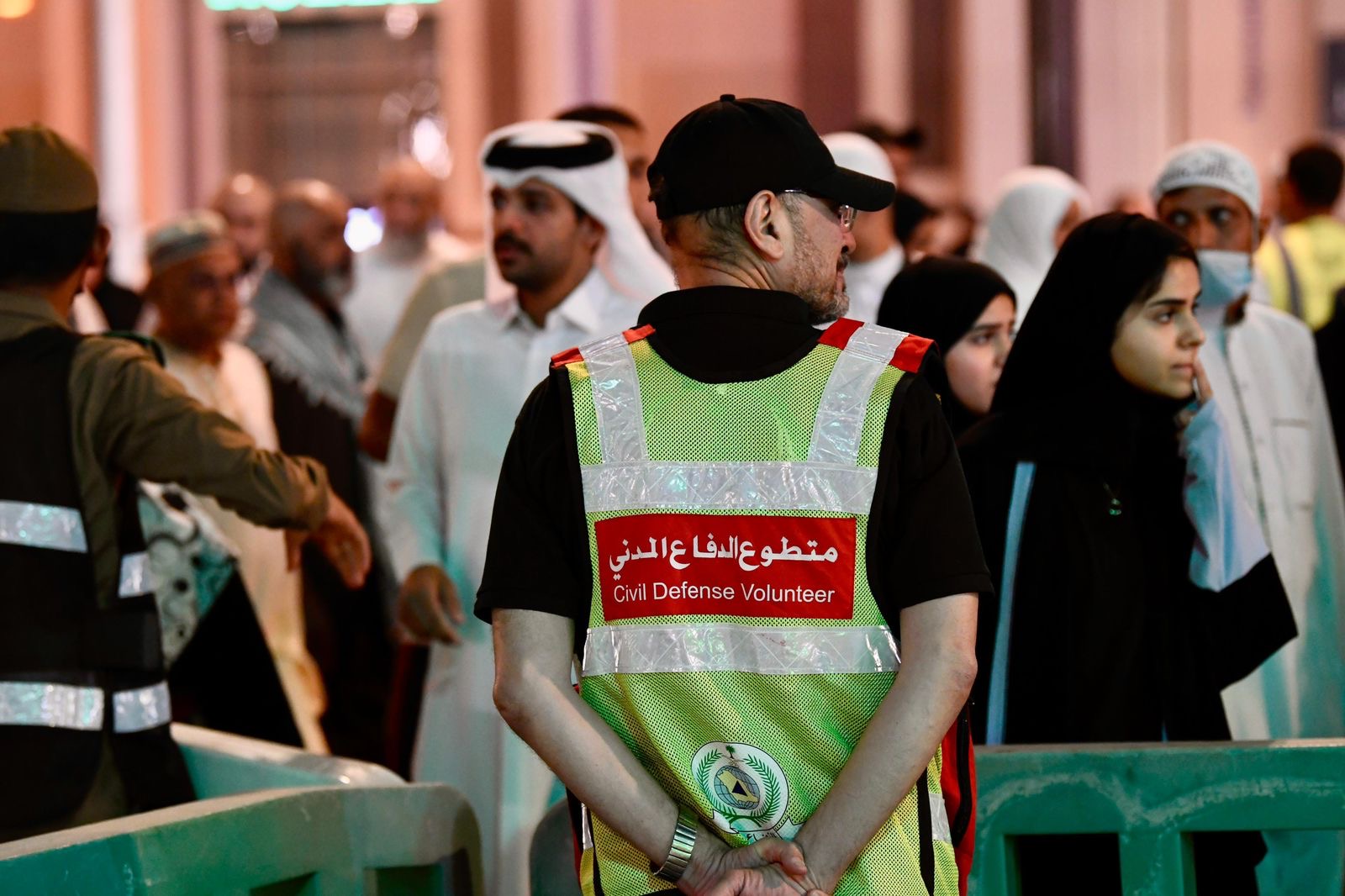 متطوعو الدفاع المدني يشاركون في خدمة ضيوف الرحمن ..