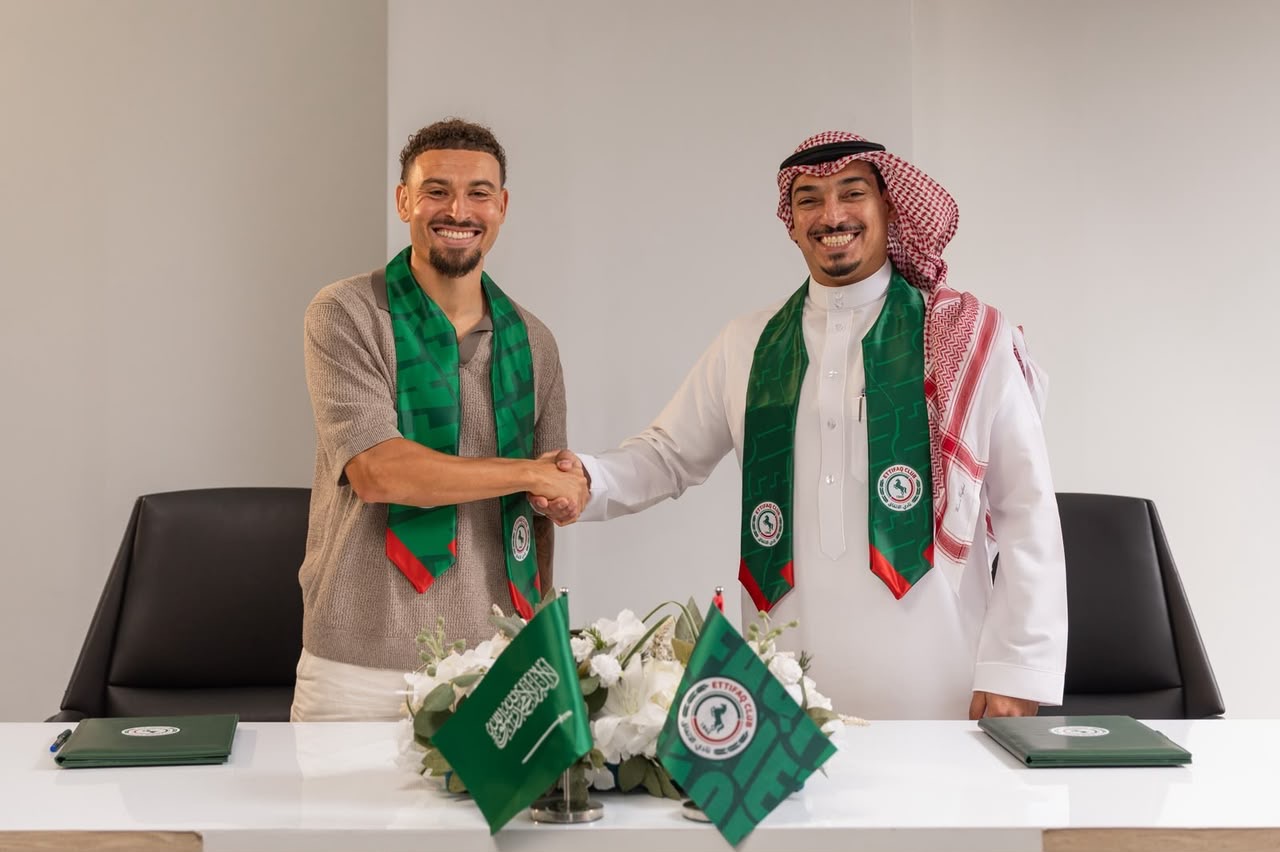 وقّعت إدارة نادي الاتفاق عقدًا احترافيًّا مع اللاعب السويدي جوردان لارسون، لتمثيل الفريق الأول لكرة القدم.